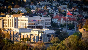 Poslanci si už prevzali preukazy a hlasovacie karty, prísnym opatreniam sa nevyhli ani oni