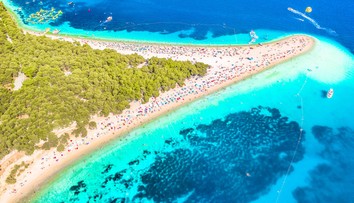 Jedna z najznámejších chorvátskych pláží pravidelne mení svoj tvar. Tentokrát kus z nej odtrhla búrka