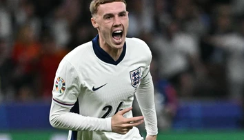 Na Eure ani raz nenastúpil v základnej zostave. Tri mesiace po ňom sa stal anglickým futbalistom roka