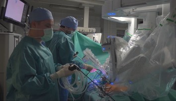 Unikátna operácia v Martine. Dievčaťu odstránil celé hrubé črevo robot