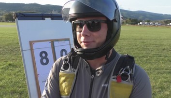 Ľudia nad Prievidzou sledovali odvážny pokus mladého nadšenca. Podaril sa mu rekord v zoskokoch