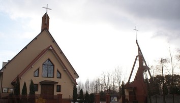 Kňaz z Poľska kúpil pozemok s domom, v ktorom žije rodina. Chce ich vysťahovať a zbúrať ho, vraj kazí obraz kostola