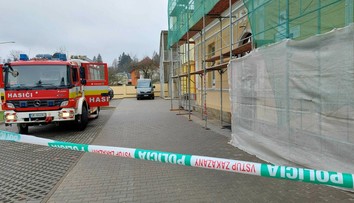 Vo Svidníku spadol zo strechy domu robotník. Pád z asi 10-metrovej výšky neprežil