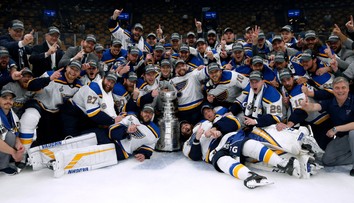 VIDEO: Hráči St. Louis prvýkrát získali Stanleyho pohár, Boston zdolali na jeho ľade