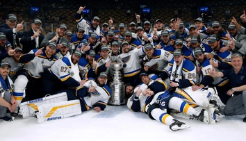 VIDEO: Hráči St. Louis prvýkrát získali Stanleyho pohár, Boston zdolali na jeho ľade