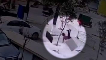 Nebezpečná hra: Chlapec hodil petardu do kanála a vyletel tri metre do vzduchu