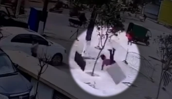 Nebezpečná hra: Chlapec hodil petardu do kanála a vyletel tri metre do vzduchu