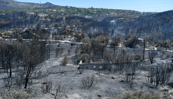Veľký požiar pri Aténach sa podarilo uhasiť, stále však hrozí vznietenie