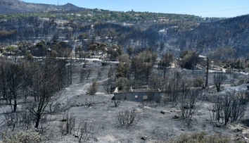 Veľký požiar pri Aténach sa podarilo uhasiť, stále však hrozí vznietenie