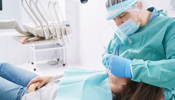 Modelke sľúbil, že jej zadarmo opraví zuby. Namiesto toho ju uniesol a znásilnil