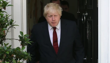 Lietadlo s novým britským ministrom Johnsonom muselo núdzovo pristáť