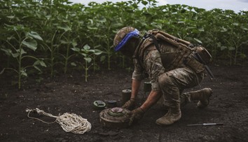 Po náraze traktora na mínu zahynul. Ukrajinskí poľnohospodári riskujú svoje životy
