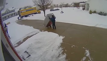 VIDEO: Babrák roka. S donáškou tohto kuriéra zákazník asi spokojný nebol