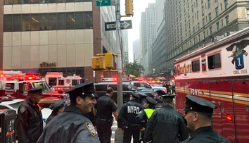 Panika na newyorskom Manhattane: Do budovy vrazil vrtuľník, pri nehode zahynul pilot