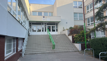 Poplach na školách sa opakuje. Aj v stredu na niektoré nahlásili bomby