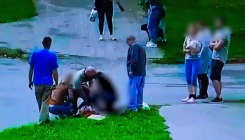 VIDEO: Dráma v Revúcej. Policajti bojovali o život ženy, ktorá skolabovala na ulici