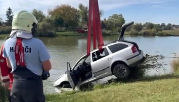 VIDEO: Chcel za sebou zahladiť stopy. Muž, ktorý pri Kútoch zrazil a usmrtil mladíka, auto utopil v jazere