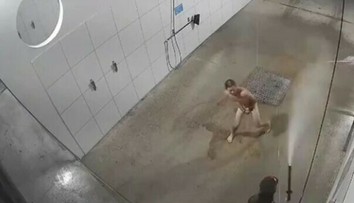 VIDEO: Odvážlivec je hviezdou internetu. Nahý sa kúpal v autoumyvárni