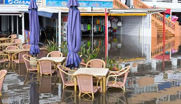 Známu dovolenkovú destináciu sužujú silné dažde. Pre povodne letisko aktivovalo núdzový plán