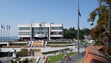 DOD v parlamente: Na novom stožiari vztýčili slovenskú vlajku