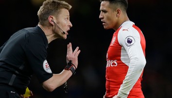 VIDEO: Alexis Sanchéz predviedol trápne divadlo, ale rozhodca mu na to neskočil