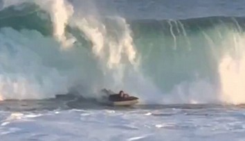 Surfovanie na doske už nie je „in“. Mladíkovi na videu stačil nafukovací matrac