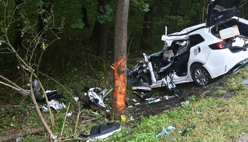 Vážna nehoda pri Kľačne. Vodič po náraze do stromu bojuje o život