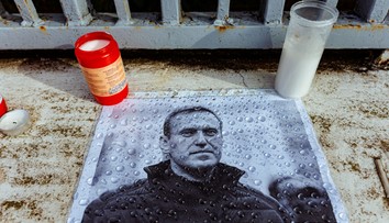 Polícia v Rusku narušovala pietne spomienky na počesť Navaľného