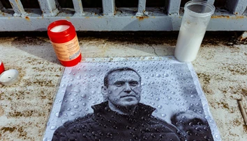 Polícia v Rusku narušovala pietne spomienky na počesť Navaľného