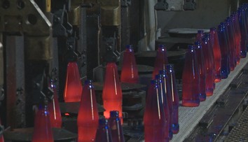 Sklo je jediný materiál, ktorý sa dá recyklovať donekonečna. Pozrite sa, ako vzniká fľaša