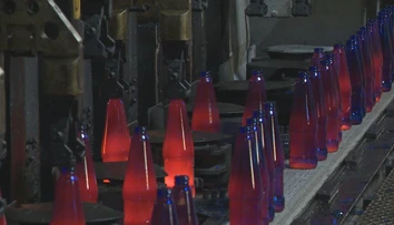 Sklo je jediný materiál, ktorý sa dá recyklovať donekonečna. Pozrite sa, ako vzniká fľaša