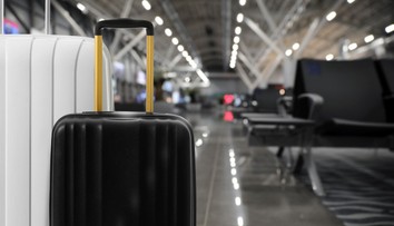 V teplákoch a v jedných nohavičkách. Dovolenkárom, ktorí leteli z Prahy, stále nedoručili batožinu