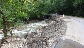 Výstrahy pred búrkami platia na celom území. Meteorológovia upozorňujú na riziko prívalových dažďov