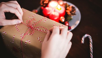 Fenomén dnešných dní, ľudia sa zbavujú nechcených darčekov hneď po Vianociach. Idú na to klasickým spôsobom