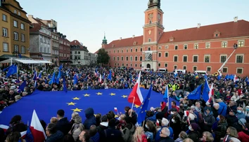 Tisíce Poliakov demonštrovalo proti verdiktu súdu a za členstvo v Európskej únii