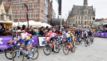 VIDEO: Zrútila sa takmer polovica pelotónu. Sagan si po hromadnom páde natrhol sval