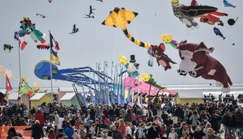 Auto vrazilo vo Francúzsku do ľudí počas festivalu šarkanov, hlásia desať zranených