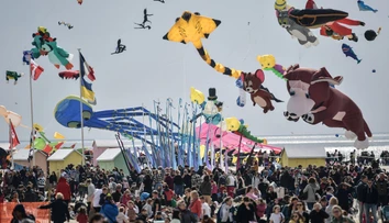 Auto vrazilo vo Francúzsku do ľudí počas festivalu šarkanov, hlásia desať zranených