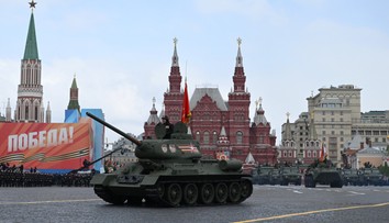 OBRAZOM: Vojenskú prehliadku v Moskve poznačilo nepriaznivé počasie. Objavil sa na nej iba jeden tank