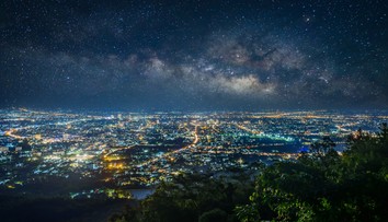FOTO: Ako by vyzerali nočné panorámy svetových metropol bez svetelného smogu