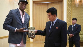 Dennis Rodman v Severnej Kórei daroval Trumpovu knihu Umenie urobiť dohodu
