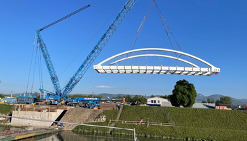 Stavebné divadlo v Ilave. Za pomoci žeriava osádzali oceľové premostenie nad kanálom