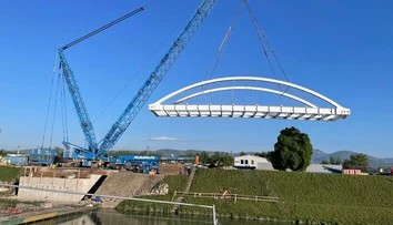 Stavebné divadlo v Ilave. Za pomoci žeriava osádzali oceľové premostenie nad kanálom