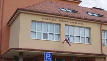 Stredoškolský učiteľ prezentoval pred žiakmi rasistické a homofóbne názory. Senecké gymnázium situáciu rieši