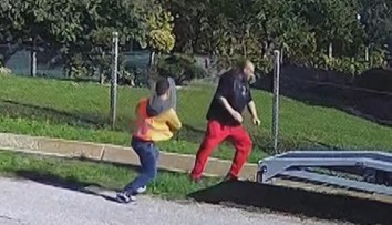 VIDEO: Šialený útok pri Piešťanoch. Skupina falošných cestárov mačetou napadla podnikateľa