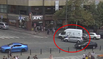 Šoférovi sa nechcel riešiť priestupok, policajta nabral na kapotu a odišiel s ním