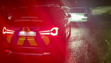 Policajti natrafili na bizarný prípad. Spolujazdec po zastavení hodil balíček s drogou na zadné sedadlo