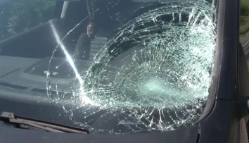 Na Srí Lanke havaroval autobus s českými turistami, zdemoloval ho vlak