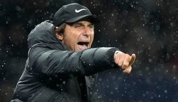 Kritika hráčov ho stála krk. Antonio Conte skončil na lavičke Tottenhamu
