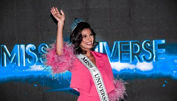 Víťazka Miss Universe upadla do nemilosti. Čelí obvineniu z vlastizrady, domov sa vrátiť nemôže
